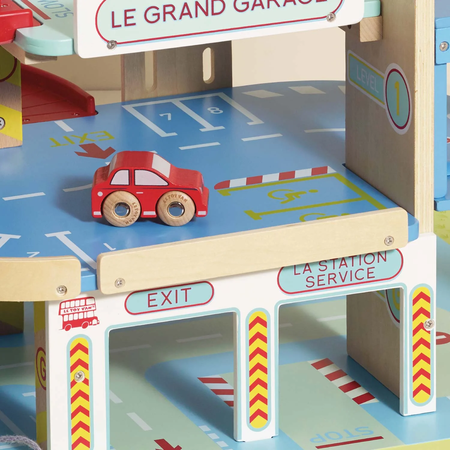 Le Grand Wooden Garage - Image 5